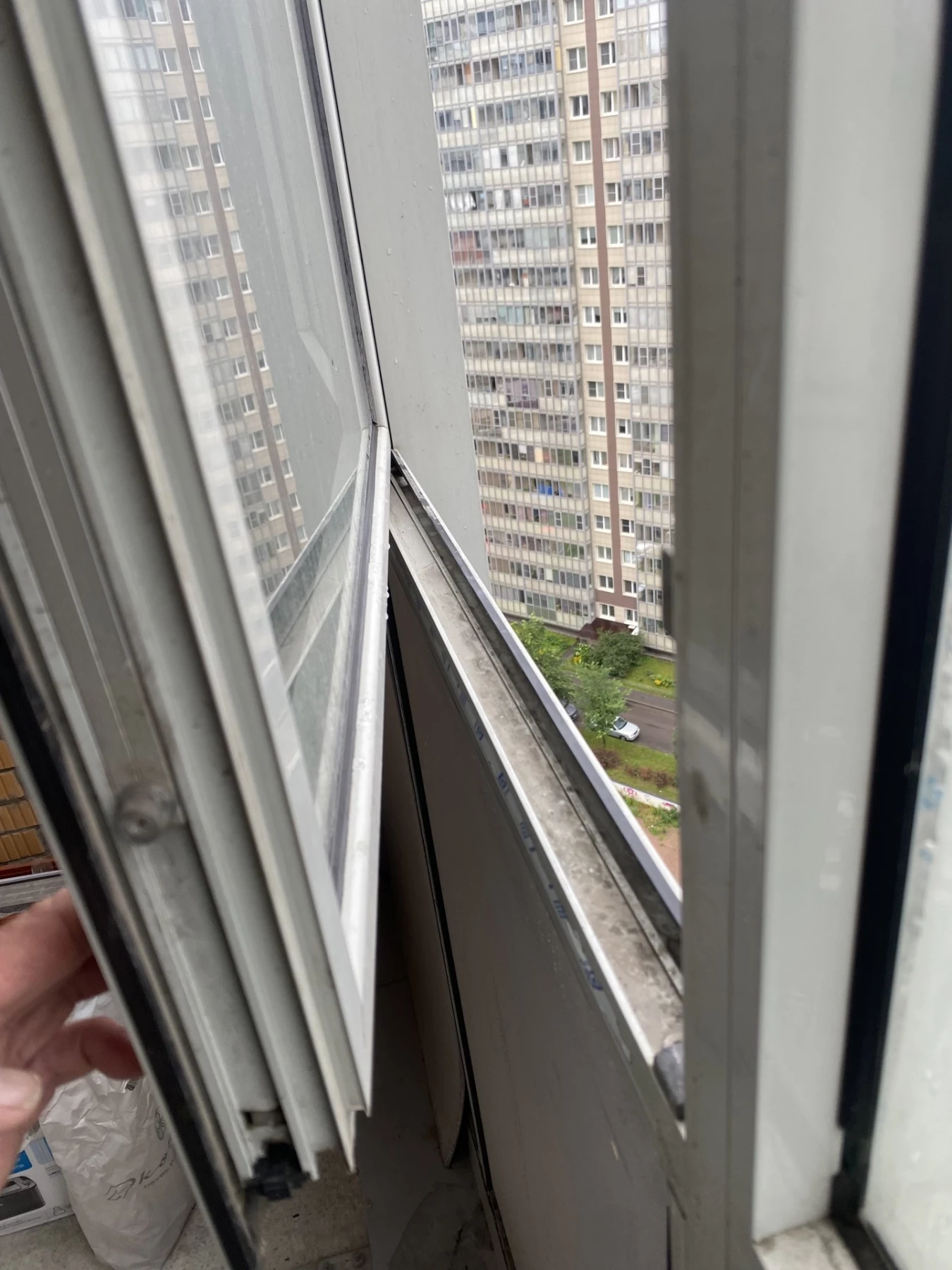 Замена холодного фасадного остекления на тёплое в ЖК «Девятый Вал» в Мурино — до, фото 1